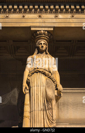 Cariatide, vista di una cariatide che si trova sopra la cripta greca Revival della Chiesa di St Pancras Nuova nella Euston Road, Londra, Regno Unito. Foto Stock