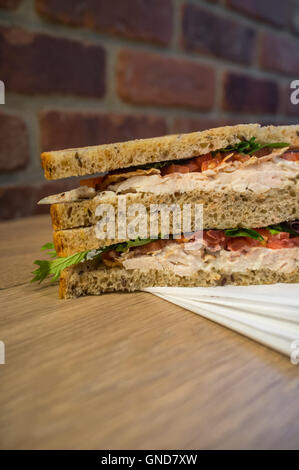 Pollo pancetta lattuga e pomodoro panino su tutto il grano pane di segale Foto Stock