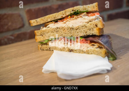 Pollo pancetta lattuga e pomodoro panino su tutto il grano pane di segale Foto Stock