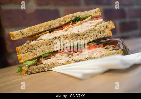 Pollo pancetta lattuga e pomodoro panino su tutto il grano pane di segale Foto Stock