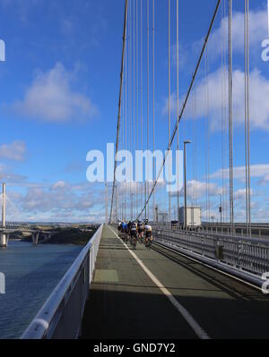 I ciclisti sul Forth Road Bridge in Scozia Agosto 2016 Foto Stock