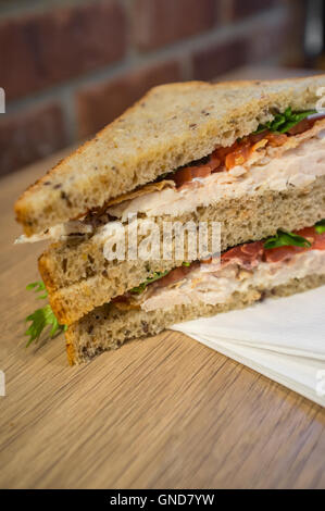 Pollo pancetta lattuga e pomodoro panino su tutto il grano pane di segale Foto Stock