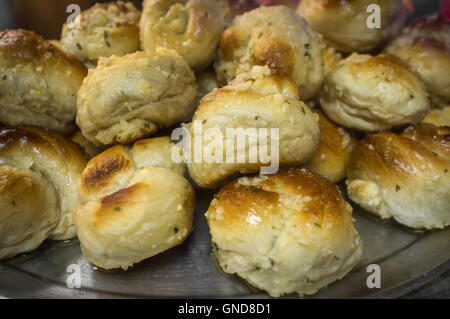 Freschi di forno nodi aglio condita con erbe italiane Foto Stock