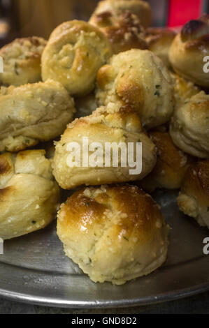 Freschi di forno nodi aglio condita con erbe italiane Foto Stock