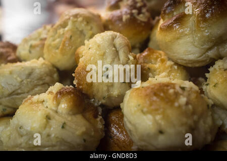 Freschi di forno nodi aglio condita con erbe italiane Foto Stock