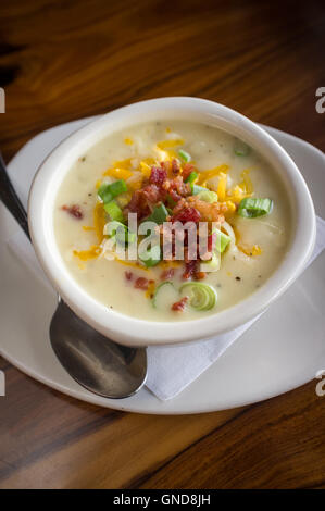 Crema cotta caricate la zuppa di patate con lo scalogno Foto Stock