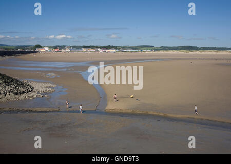 Il Sandy Bay Beach a bassa marea su una calda estate weekend pomeriggio Foto Stock