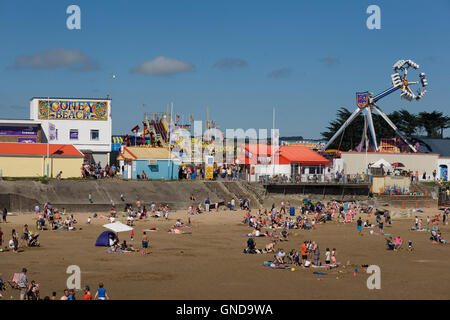 Sandy Bay e Spiaggia di Coney su un intenso weekend caldo pomeriggio nel mese di agosto Foto Stock