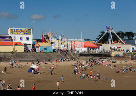 Sandy Bay e Spiaggia di Coney su una trafficata tiepido sabato pomeriggio nel mese di agosto Foto Stock