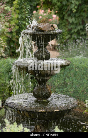 Tiered fontana nel giardino di farfalle Earnley uccelli e le bestie Foto Stock