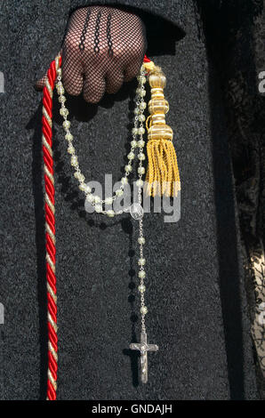 Processione di pasqua e del crocifisso dettaglio con coperti mano femminile. In verticale Foto Stock