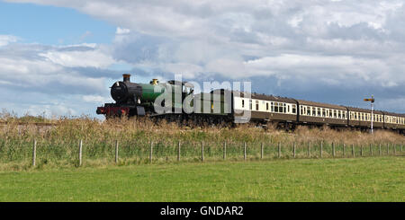 7828 Odney Manor tirando un treno passato Key Moor presso il Blue Anchor sulla West Somerset Railway sul suo modo di Minehead Foto Stock