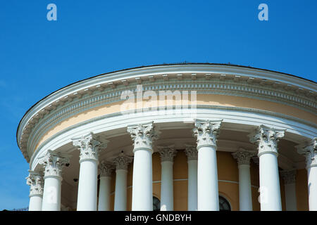 Colonne bianche sulla facciata di un edificio in stile classico Foto Stock