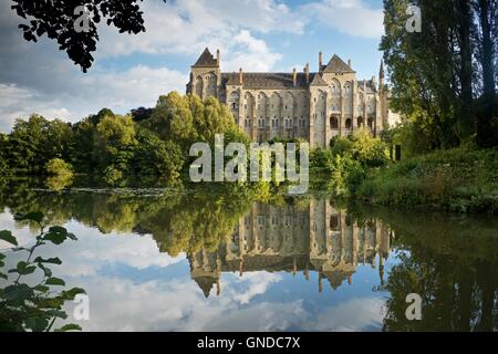 Un'immagine a colori della famosa Abbaye Pierre de Solesmes si riflette nelle acque tranquille del fiume Sarthe in Francia Foto Stock