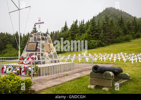 Attraversa e il cenotafio in un cimitero di Ferryland, Terranova e Labrador, Canada. Foto Stock