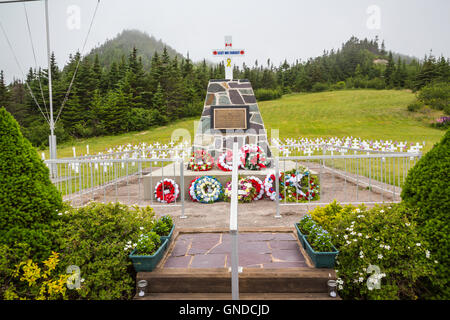 Attraversa e il cenotafio in un cimitero di Ferryland, Terranova e Labrador, Canada. Foto Stock