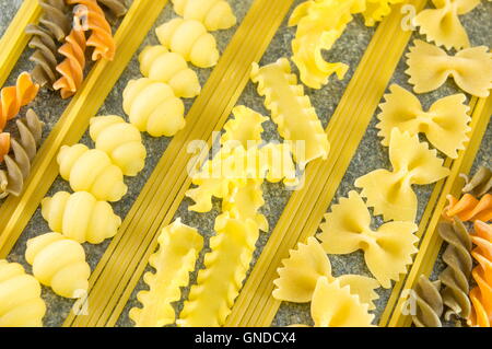 Mix di pasta disposte su un tavolo di pietra Foto Stock