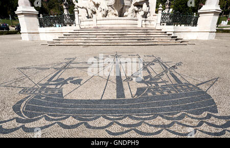 Dettaglio del magnifico lavoro di pietra sul terreno di fronte al monumento al Marchese di Pombal Foto Stock