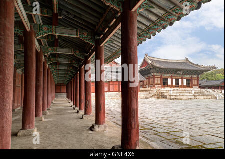 Corridoio e Myeongjeongjeon, la sala principale del Palazzo Changgyeonggung a Seul, in Corea del Sud. Foto Stock