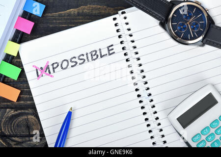 Testo possibile su notepad e guarda sulla scrivania Foto Stock