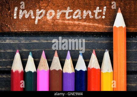 Testo importante e gruppo di matita su tavola in legno Foto Stock