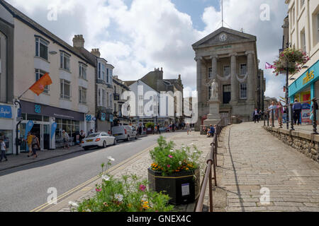 Penzance una città in West Cornwall Inghilterra REGNO UNITO Humphrey Davey ebreo di mercato Street Foto Stock
