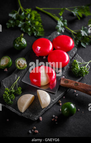 Ruota di formaggio morbido rivestito con cera rossa Foto Stock