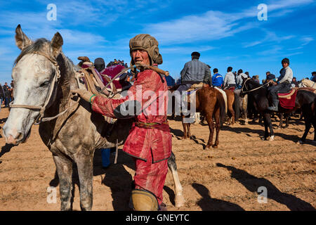 Uzbekistan, Kachka Daria provincia, Buzkashi, cavalieri combattono per un corpo di pecora Foto Stock