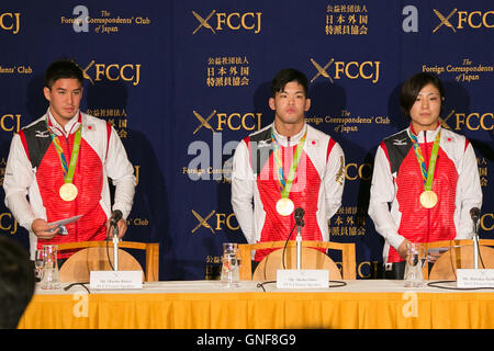 (L a R) Mashu Baker, Shohei Ono e Haruka Tachimoto partecipa a una conferenza stampa presso i corrispondenti stranieri' Club del Giappone il 30 agosto 2016, Tokyo, Giappone. I tre medaglia d'oro judoka ha parlato del Rio 2016 Giochi Olimpici, dove il Giappone catturato un record 12 medaglie in questa disciplina e le loro speranze e i loro piani per Tokyo 2020. © Rodrigo Reyes Marin/AFLO/Alamy Live News Foto Stock