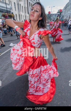 Londra, Regno Unito. Il 29 agosto, 2016. I fiori tropicali Sega ballerini - folle di visitatori accorrono per vedere il cinquantesimo carnevale di Notting Hill su lunedì festivo. Credito: Guy Bell/Alamy Live News Foto Stock