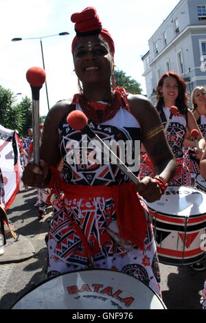 Londra, Regno Unito. Il 29 agosto 2016. Batala Londra eseguire al più grande d'Europa street festival, Il carnevale di Notting Hill. Il secondo dei due giorni di festival di strada dove i membri del pubblico di eseguire musica e balli, vestito di vivaci costumi colorati, in una sfilata di carnevale. Essi prendono parte a piedi o a cavallo su carri colorati attraverso le strade piene di spettatori. La vasta area del festival, con molti fornitori di alimenti e fasi di hosting di bande dal vivo, riempie le strade con le persone che si godono la vacanza della banca. Bliss Lane/Alamy Live News Foto Stock