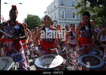 Londra, Regno Unito. Il 29 agosto 2016. Batala Londra eseguire al più grande d'Europa street festival, Il carnevale di Notting Hill. Il secondo dei due giorni di festival di strada dove i membri del pubblico di eseguire musica e balli, vestito di vivaci costumi colorati, in una sfilata di carnevale. Essi prendono parte a piedi o a cavallo su carri colorati attraverso le strade piene di spettatori. La vasta area del festival, con molti fornitori di alimenti e fasi di hosting di bande dal vivo, riempie le strade con le persone che si godono la vacanza della banca. Bliss Lane/Alamy Live News Foto Stock