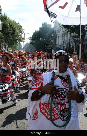 Londra, Regno Unito. Il 29 agosto 2016. Batala Londra eseguire al più grande d'Europa street festival, Il carnevale di Notting Hill. Il secondo dei due giorni di festival di strada dove i membri del pubblico di eseguire musica e balli, vestito di vivaci costumi colorati, in una sfilata di carnevale. Essi prendono parte a piedi o a cavallo su carri colorati attraverso le strade piene di spettatori. La vasta area del festival, con molti fornitori di alimenti e fasi di hosting di bande dal vivo, riempie le strade con le persone che si godono la vacanza della banca. Bliss Lane/Alamy Live News Foto Stock