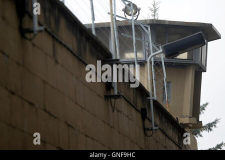 Berlino, Germania. 23 Ago, 2016. La torre di guardia contro i muri esterni della prigione Stasi sito memoriale Berlin-Hohenschonhausen a Berlino, Germania, 23 agosto 2016. Foto: Maurizio Gambarini/dpa/Alamy Live News Foto Stock