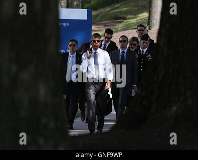 Il Presidente degli Stati Uniti Barack Obama si allontana da Walter Reed National Medical Center Agosto 26, 2016 di Bethesda, Maryland. Il Presidente Obama ha visitato con feriti e malati di soldati e le loro famiglie al centro medico. Credito: Mark Wilson/Piscina via CNP - nessun filo SERVICE - Foto Stock