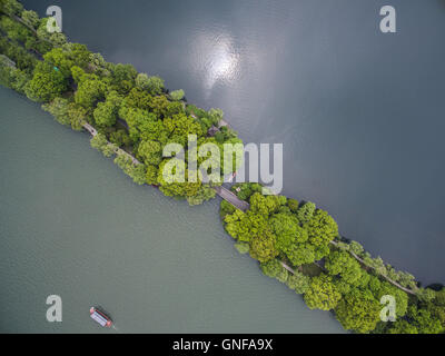 Hangzhou. Xi Apr, 2016. Foto realizzata il 11 aprile 2016 illustra la su Causeway sul West Lake in Hangzhou, città capitale della Cina dell'est della provincia di Zhejiang. West Lake, situato ad ovest di Hangzhou dove quest'anno il vertice G20 si terrà, è una famosa attrazione turistica non solo per il suo paesaggio pittoresco ma anche per la sua associazione con le culture cinese realizzato con gli storici e gli studiosi degli eroi nazionali. Credito: Huang Zongzhi/Xinhua/Alamy Live News Foto Stock