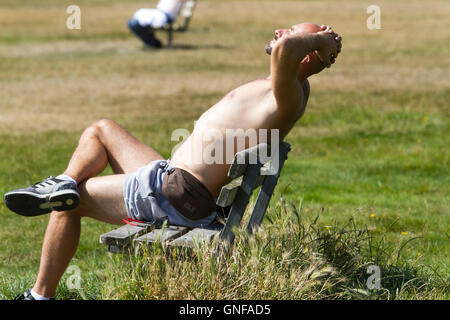 Il torneo di Wimbledon di Londra, Regno Unito. Il 30 agosto, 2016. Le persone che si godono la shunshine e caldo su Wimbledon Common Credit: amer ghazzal/Alamy Live News Foto Stock