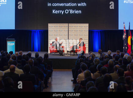 Sydney, Australia. Il 30 agosto, 2016. Ex primo ministro australiano Paul Keating (L) parla durante una conversazione presso la University of Technology Sydney (UTS), a Sydney in Australia, su agosto 30, 2016. La Cina sarà sfuggita la metà trappola di reddito nel corso del tempo in cui si parla di 'sbornia' di stimolo le misure introdotte per combattere la crisi finanziaria globale, ex primo ministro australiano Paul Keating detto. © Zhu Hongye/Xinhua/Alamy Live News Foto Stock