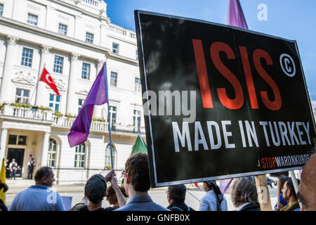 Londra, Regno Unito. Il 30 agosto, 2016. Membri del Regno Unito la comunità curda protestare fuori l'ambasciata turca a seguito di scioperi turco contro Siro del popolo curdo Unità di Protezione (YPG) posizioni in Siria. Credito: Mark Kerrison/Alamy Live News Foto Stock