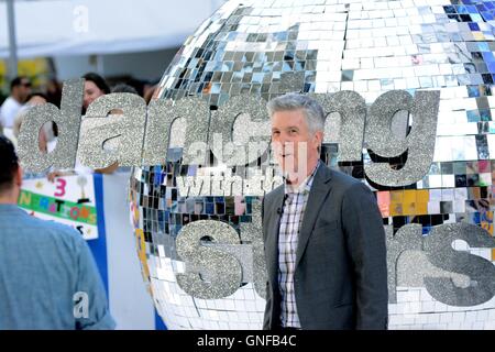 New York, NY, STATI UNITI D'AMERICA. Il 30 agosto, 2016. Tom Bergeron fuori e circa per celebrità Candids - MER, New York, NY Agosto 30, 2016. Credito: Derek Storm/Everett raccolta/Alamy Live News Foto Stock
