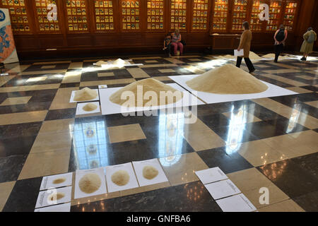 Inner temple di Londra, Regno Unito. Il 30 agosto 2016. l'installazione Stan's Cafe: " Di tutte le persone in tutto il mondo' INNER TEMPLE Foto Stock