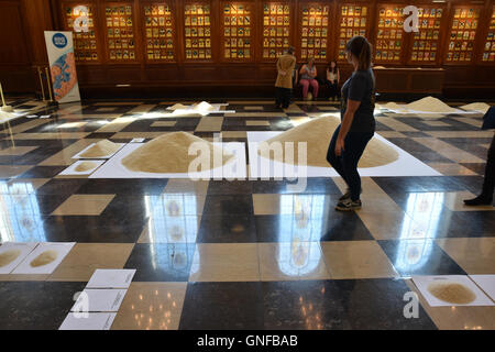 Inner temple di Londra, Regno Unito. Il 30 agosto 2016. l'installazione Stan's Cafe: " Di tutte le persone in tutto il mondo' INNER TEMPLE Foto Stock