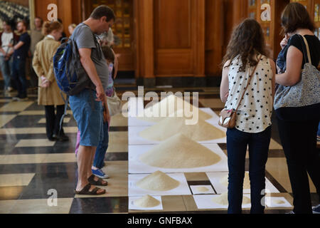 Inner temple di Londra, Regno Unito. Il 30 agosto 2016. l'installazione Stan's Cafe: " Di tutte le persone in tutto il mondo' INNER TEMPLE Foto Stock