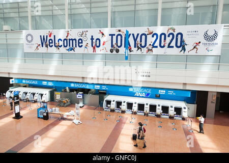 I viaggiatori a piedi passato a Tokyo Giochi Olimpici e Paraolimpici pubblicità su display a Haneda-Airport Domestic Terminal 1 il 30 agosto 2016, Tokyo, Giappone. Tra il 24 agosto e 10 ottobre l'aeroporto è la visualizzazione di molte Benvenuto a Tokyo 2020 indicazioni per promuovere il 2020 Giochi olimpici estivi. © Rodrigo Reyes Marin/AFLO/Alamy Live News Foto Stock