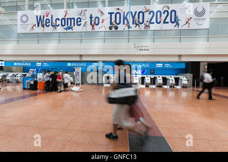 I viaggiatori a piedi passato a Tokyo Giochi Olimpici e Paraolimpici pubblicità su display a Haneda-Airport Domestic Terminal 1 il 30 agosto 2016, Tokyo, Giappone. Tra il 24 agosto e 10 ottobre l'aeroporto è la visualizzazione di molte Benvenuto a Tokyo 2020 indicazioni per promuovere il 2020 Giochi olimpici estivi. © Rodrigo Reyes Marin/AFLO/Alamy Live News Foto Stock