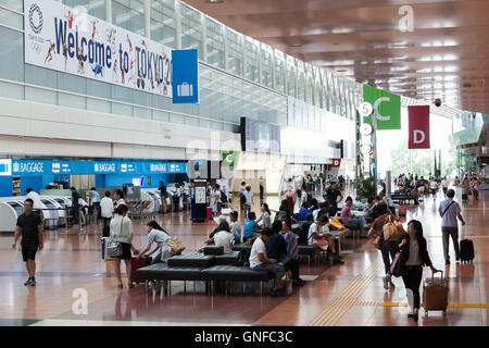 I viaggiatori a piedi passato a Tokyo Giochi Olimpici e Paraolimpici pubblicità su display a Haneda-Airport Domestic Terminal 2 il 30 agosto 2016, Tokyo, Giappone. Tra il 24 agosto e 10 ottobre l'aeroporto è la visualizzazione di molte Benvenuto a Tokyo 2020 indicazioni per promuovere il 2020 Giochi olimpici estivi. © Rodrigo Reyes Marin/AFLO/Alamy Live News Foto Stock