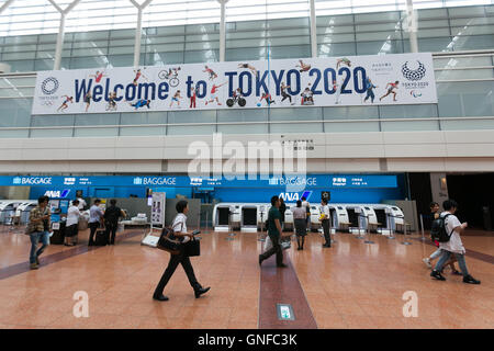 I viaggiatori a piedi passato a Tokyo Giochi Olimpici e Paraolimpici pubblicità su display a Haneda-Airport Domestic Terminal 2 il 30 agosto 2016, Tokyo, Giappone. Tra il 24 agosto e 10 ottobre l'aeroporto è la visualizzazione di molte Benvenuto a Tokyo 2020 indicazioni per promuovere il 2020 Giochi olimpici estivi. © Rodrigo Reyes Marin/AFLO/Alamy Live News Foto Stock