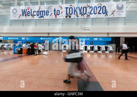 I viaggiatori a piedi passato a Tokyo Giochi Olimpici e Paraolimpici pubblicità su display a Haneda-Airport Domestic Terminal 2 il 30 agosto 2016, Tokyo, Giappone. Tra il 24 agosto e 10 ottobre l'aeroporto è la visualizzazione di molte Benvenuto a Tokyo 2020 indicazioni per promuovere il 2020 Giochi olimpici estivi. © Rodrigo Reyes Marin/AFLO/Alamy Live News Foto Stock