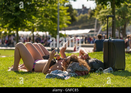 Londra, Regno Unito. Il 30 agosto, 2016. Regno Unito: Meteo londinesi godere la città ondata di caldo in Jubilee Gardens Credito: Guy Corbishley/Alamy Live News Foto Stock