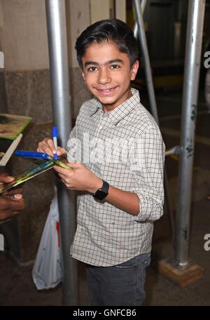 New York, NY, STATI UNITI D'AMERICA. Il 30 agosto, 2016. Neel Sethi fuori e circa per celebrità Candids - MER, New York, NY Agosto 30, 2016. Credito: Derek Storm/Everett raccolta/Alamy Live News Foto Stock